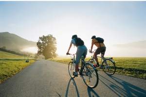 Катания на велосипеде улучшают работоспособность и укрепляют иммунитет.